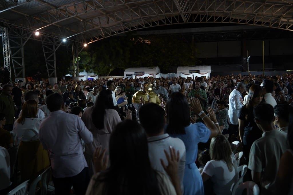 Celebração eucarística com ostensório dourado