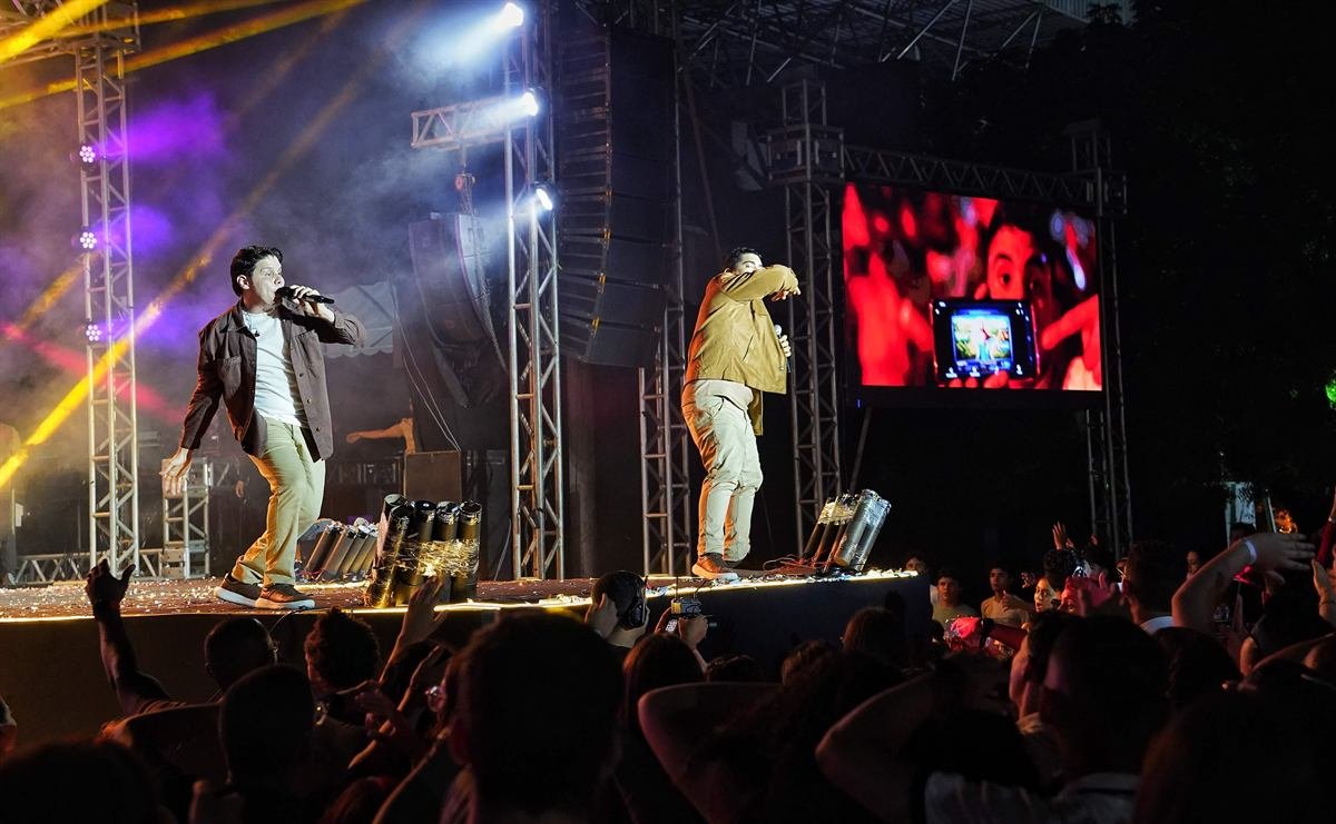 Ministério de música católico se apresentando em um palco iluminado